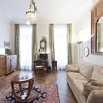 Veeve - Antique Charm By Arc De Triomphe